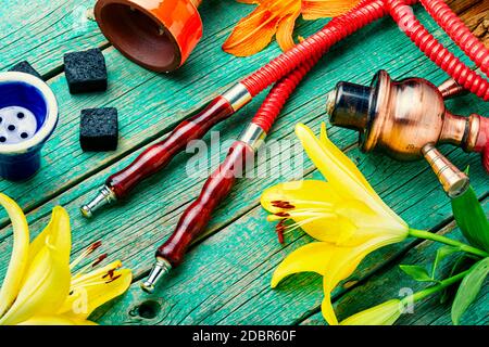 Narguilé oriental fumant avec tabac à fleurs parfumé. Banque D'Images