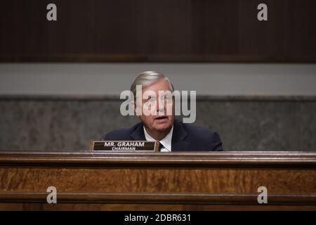 Le sénateur américain Lindsey Graham (républicain de Caroline du Sud), président de la Commission judiciaire du Sénat américain, préside une audience sur l'influence des entreprises de médias sociaux sur l'élection de 2020 dans le bâtiment Dirksen du Sénat à Capitol Hill le 17 novembre 2020 à Washington. Le secrétaire d'Etat de Géorgie, Brad Raffensperger, a déclaré que Graham avait laissé entendre que Raffensperger devrait essayer de rejeter certains bulletins de vote en Géorgie, où un recomptage de l'élection présidentielle est en cours. Crédit : puce Somodevilla / Pool via CNP | utilisation dans le monde entier Banque D'Images