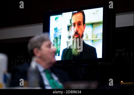 Jack Dorsey, Directeur général de Twitter, témoigne à distance du sénateur américain John Neely Kennedy (républicain de Louisiane), lors de l'audience de la Commission judiciaire du Sénat sur « Breaking the News: Censure, Suppression, and the Election 2020 », le mardi 17 novembre 2020. Crédit : Bill Clark / Pool via CNP | utilisation dans le monde entier Banque D'Images