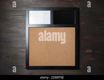 Cadre photo vierge sur fond en bois. Modèle de conception réactif. Pose à plat. Banque D'Images