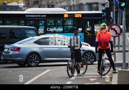 Bucarest, Roumanie - 04 novembre 2020 : les personnes à vélo attendent de traverser la rue sur la piste cyclable de la place de la victoire à Bucarest, Romani Banque D'Images