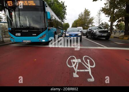 Bucarest, Roumanie - 01 octobre 2020 : un quartier rouge sur une piste cyclable devant des voitures qui attendent au feu sur un boulevard de Buch Banque D'Images