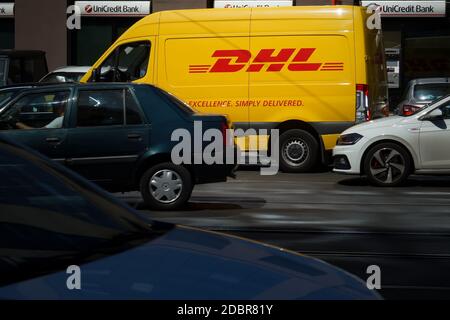 Bucarest, Roumanie - 07 septembre 2020 un minibus de livraison jaune DHL est vu dans une rue de Bucarest. Cette image est destinée à un usage éditorial uniquement. Banque D'Images