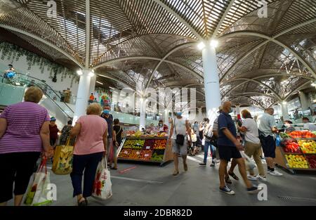 Bucarest, Roumanie - 11 août 2020 : le nouveau marché agroalimentaire Piata Sudului lors de la présentation organisée par le maire du secteur 4 de Bucarest Banque D'Images