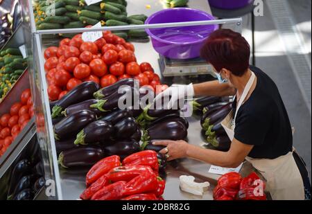 Bucarest, Roumanie - 11 août 2020 : les stands du nouveau marché agroalimentaire Piata Sudului lors de la présentation organisée par le maire du secteur 4 Banque D'Images