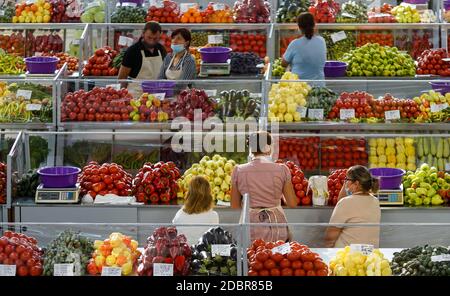 Bucarest, Roumanie - 11 août 2020 : les stands du nouveau marché agroalimentaire Piata Sudului lors de la présentation organisée par le maire du secteur 4 Banque D'Images