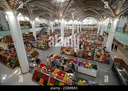 Bucarest, Roumanie - 11 août 2020 : les stands du nouveau marché agroalimentaire Piata Sudului lors de la présentation organisée par le maire du secteur 4 Banque D'Images