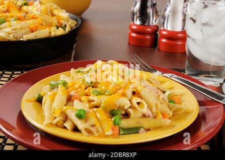 Cocotte de thon sur des pâtes de penne avec mélange de légumes et de cheddar fromage Banque D'Images