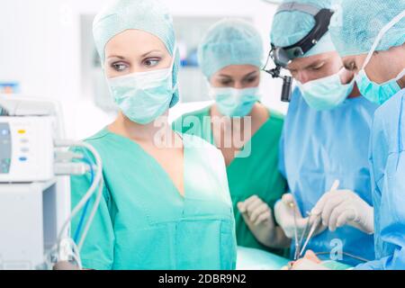 Médecin de l'équipe de chirurgie en salle d'opération ou l'exploitation de l'hôpital theter travaillant en situation d'urgence Banque D'Images