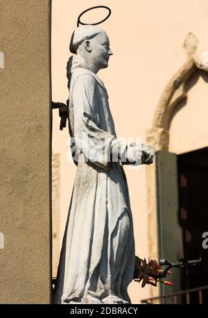 L'une des nombreuses statues de Saint Antoine de Padoue. Italie Banque D'Images