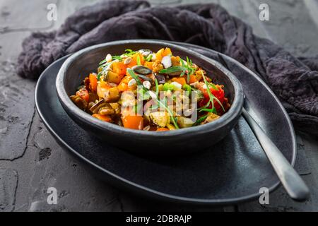 Salade de carb de légumes grillés à la roquette et aux graines Banque D'Images