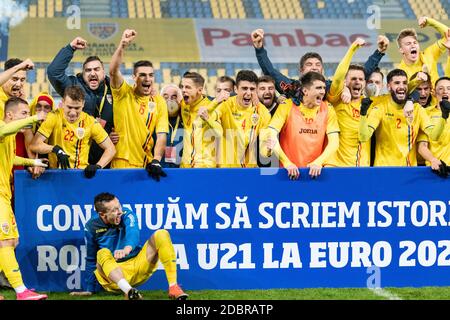 Ploiesti, Roumanie. 17 novembre 2020. Darius Olaru #22 de Roumanie George Alexandru Cimpanu #11 de Roumanie Denis Ciobotariu #15 de Roumanie Alexandru Pascanu #4 de Roumanie Stefan Vladoiu #18 de Roumanie Radu Boboc #2 de Roumanie Denis Harut #19 de Roumanie Ionut Costache #20 de Roumanie célébrant la qualification au Championnat européen des moins de 21 ans 2021 Qualifications Round Match entre les équipes nationales de Roumanie et du Danemark au stade 'Ilie Oana' de Ploiesti, Roumanie. 17.11.2020. Photo: Copyright 2020, crédit: Cronos/Alamy Live News Banque D'Images