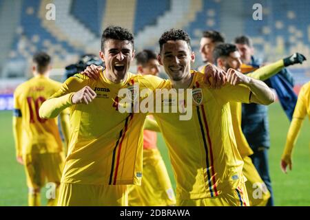 Ploiesti, Roumanie. 17 novembre 2020. Alexandru Pascanu #4 de Roumanie et Nicolae Carnat #7 de Roumanie célébrant la qualification au championnat européen des moins de 21 ans 2021 qualifications Round match entre les équipes nationales de Roumanie et du Danemark au stade 'Ilie Oana' de Ploiesti, Roumanie. 17.11.2020. Photo: Copyright 2020, crédit: Cronos/Alamy Live News Banque D'Images