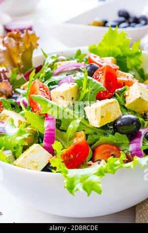 Salade grecque avec fromage de brebis un délicieux classique. Banque D'Images