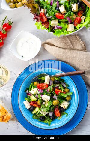 Salade grecque rustique avec fromage de brebis Banque D'Images
