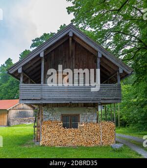 Maison avec bois de chauffage frais superposés en Bavière Banque D'Images