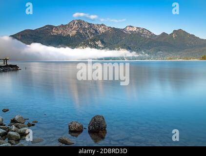 Vue sur le lac Kochelsee jusqu'à la montagne Herzogstand Banque D'Images