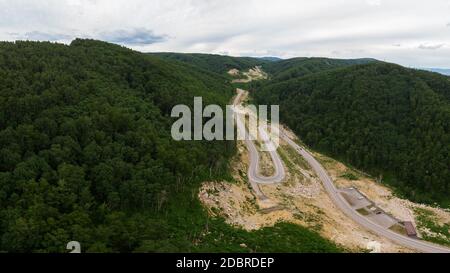 Vue aérienne de dessus de route sinueuse dans les montagnes, tir de drone. Altai Krai, Sibérie occidentale, Russie. Route de la station balnéaire Belokurikha 2 Banque D'Images