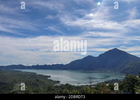 Le lac Batur dans la caldeira volcanique de Batur sous le mont Abang sur l'île de Bali, Indonésie. Niveau calme d'un grand réservoir d'eau potable. H Banque D'Images