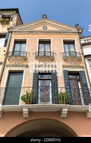 L'ancien immeuble d'habitations sur le Prato della Valle à Padoue. Italie Banque D'Images