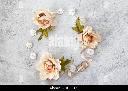 Bordure à cadre rond de fleurs roses et blanches roses sur fond de marbre gris. Banque D'Images