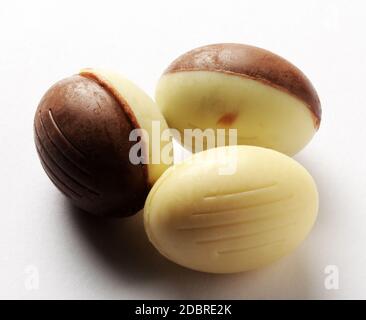 Bonbons de Pâques au chocolat blanc et noir Banque D'Images