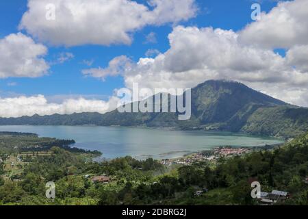 Vue aérienne sur le lac Batur jusqu'au village traditionnel de Trunyan. Dans ce village, les habitants enterrent leur défunt au-dessus de la terre. Terunyan est l'un des th Banque D'Images