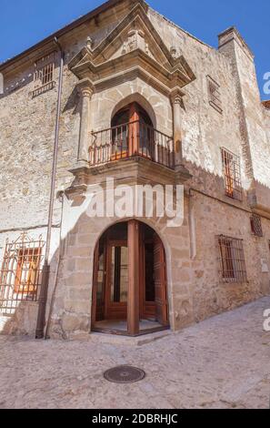 Chaves Calderon Mendoza Palace, Trujillo, Estrémadure, Espagne. Le seul palais au monde qui a une porte d'angle et une fenêtre Banque D'Images