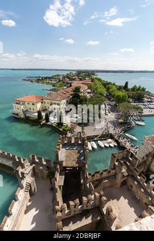 Vue sur les vieux bâtiments colorés de Sirmione et du lac de Garde depuis le mur du château de Scaliger, en Italie Banque D'Images