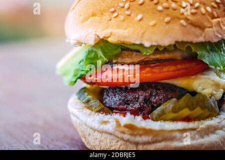 Gros plan photo d'un savoureux Big Burger. Restauration rapide. Délicieux aliments malsains. Viande hachée grillée juteuse avec légumes frais et pain. Amérique traditionnelle Banque D'Images