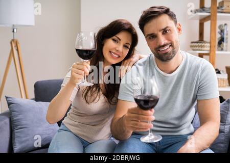 Dégustation virtuelle de vins sur ordinateur portable. Fête et boissons en ligne Banque D'Images