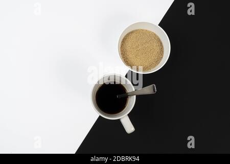 une tasse de café et un bol de sucre une surface noire et blanche Banque D'Images