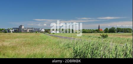 Wusstrow, direction du visionnement: Ancien Collège nautique, Eglise et port, péninsule 'Fischland-Darss-Zingst', Parc National 'Vorpommmersche Boddenlandschaft', Mer Baltique, Mecklembourg-Poméranie-Occidentale, Allemagne Banque D'Images