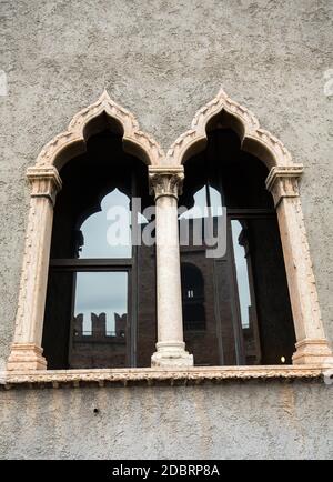 Ancienne fenêtre du musée Castelvecchio. Vérone, Italie Banque D'Images