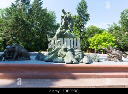 Bydgoszcz, Pologne - 26 juin 2020 : Fontaine de deluge, fontaine de sculpture monumentale, illustre le moment culminant de l'inondation biblique Banque D'Images