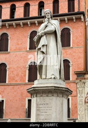 Statue de Dante Alighieri sur la Piazza dei Signori à Vérone Banque D'Images