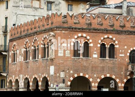 Le Domus Mercatorum avec des crenellations et portique à Vérone. Italie Banque D'Images