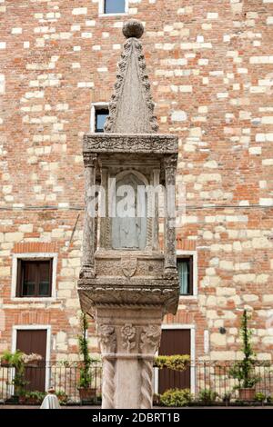 La colonne du vieux marché à la Piazza delle Erbe à Vérone, Vénétie, Italie Banque D'Images