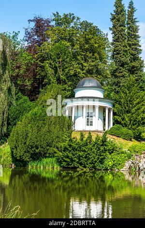 Petit lac pittoresque en face du château Wilhelmshoehe Kassel, Hesse, Allemagne Banque D'Images