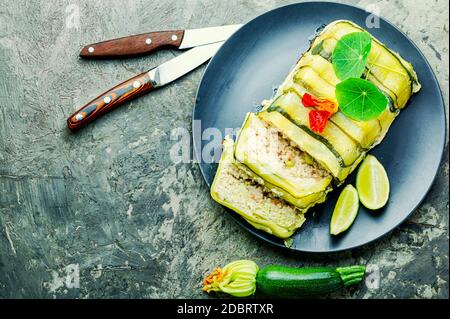 Délicieux poulet maison et courgettes terrine de viande.cuisine française Banque D'Images