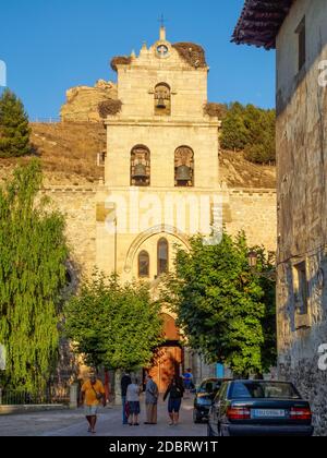 La façade et le pignon de cloche de l'église de Santa Maria - Belorado, Castille et León, Espagne Banque D'Images