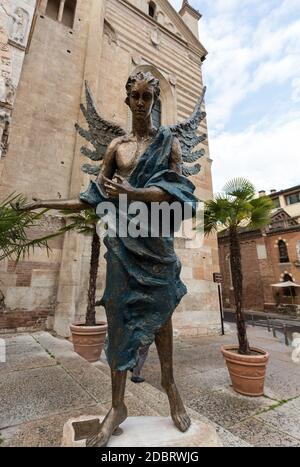 VÉRONE, ITALIE - 1er MAI 2016 : statue d'un ange devant le Duomo à Vérone (cathédrale Santa Maria Matricolare), Vérone, Vénétie, Italie Banque D'Images