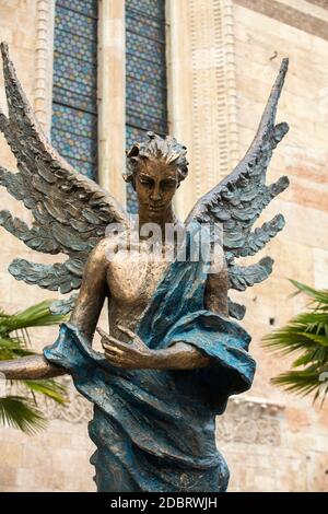 VÉRONE, ITALIE - 1er MAI 2016 : statue d'un ange devant le Duomo à Vérone (cathédrale Santa Maria Matricolare), Vérone, Vénétie, Italie Banque D'Images