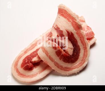 Tranches de bacon sur fond blanc Banque D'Images