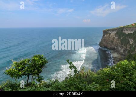 Le temple Pura Luhur Uluwatu est un temple de la mer hindoue balinaise à Bali, en Indonésie. Il est renommé pour son emplacement magnifique, perché au sommet d'une falaise. Ma Banque D'Images