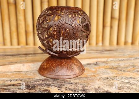 Sculpture de noix de coco. Artisanat des populations autochtones à Bali, Indonésie. Étagère avec des souvenirs balinais - coquillages ornementaux pour bougie qui sont sculptés Banque D'Images