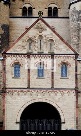 L'église monumentale de Saint-Pantaleon dans la ville de cologne Banque D'Images