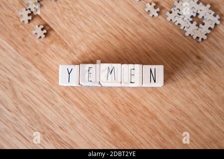 Le pays Yemen écrit sur des cubes en bois sur fond en bois, pays dans la texture du Moyen-Orient Banque D'Images