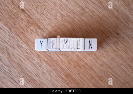 Le pays Yemen écrit sur des cubes en bois sur fond en bois, pays dans la texture du Moyen-Orient Banque D'Images