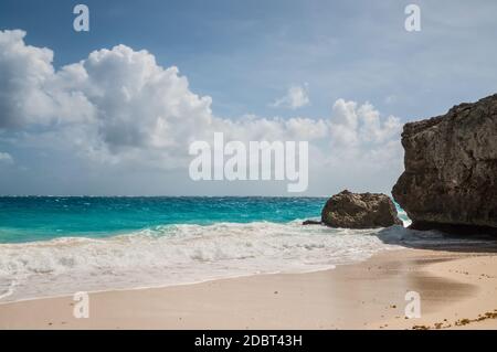 Les falaises escarpées de la baie au fond de l'Atlantique sur la côte sud-est de l'île des Caraïbes de la Barbade dans les Antilles. Banque D'Images